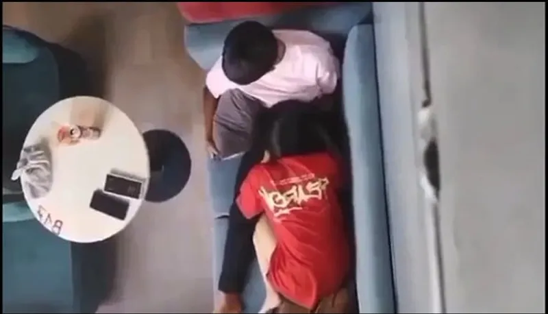 Quay lén em người yêu mút bú cho em người yêu nơi công cộng