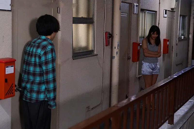 Bí mật lén lút với cô nàng cạnh nhà cãi nhau bị người chồng đuổi ra cửa