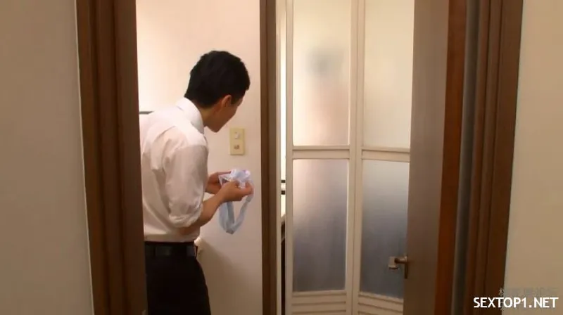 đến nhà chơi, thanh niên nhìn trộm mẹ gấu tắm