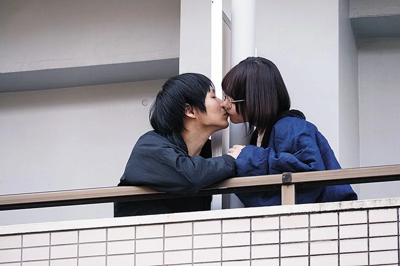 ở nhà trốn dịch với cô bạn hàng xóm rồi cùng nhau “ấy ấy”