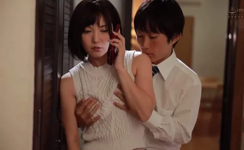 Chồng đi đánh golf, vợ ở nhà dẫn trai trẻ về quan hệ cho sướng