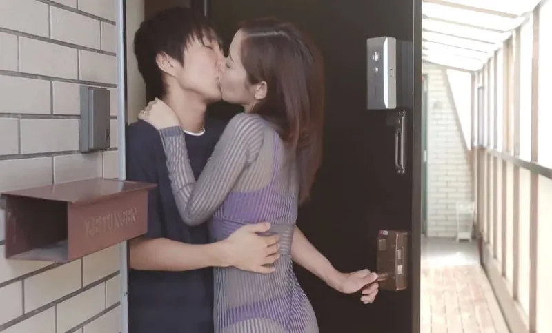 Cô hàng xóm với chiếc quần lót lọt khe và cậu nhóc gần nhà may mắn