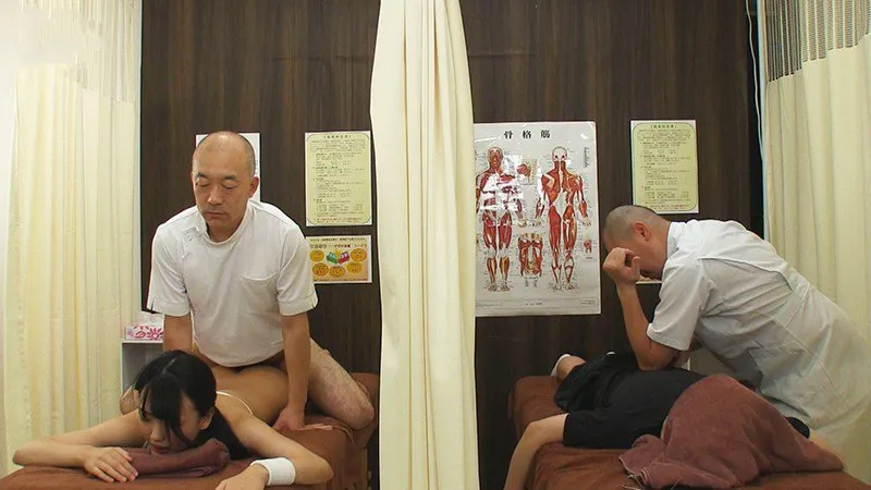 Dẫn bạn gái đi mát-xa rồi bị xxx cạnh bên mà không hề hay biết