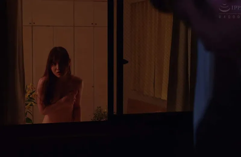 Người phụ nữ hàng xóm anh xã ông xã hàng xóm thường xuyên thay đồ ở ngay cửa sổ