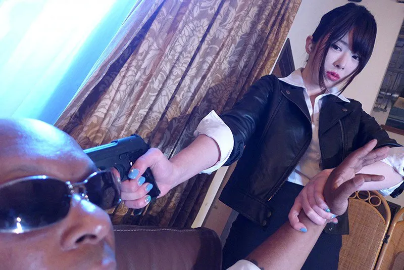 Nữ điều tra viên quốc tế bị ông trùm da đen trả bài tơi tả