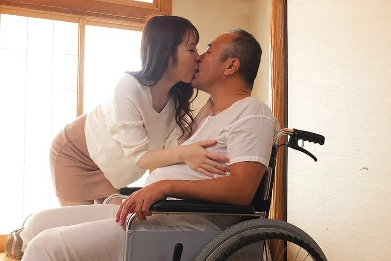 Người tình của con trai hiếu thảo chăm sóc bố anh xã tàn tật