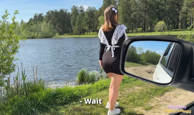 Bắt gặp em học sinh nữ dễ thương đang đi dạo một mình ở hồ tuyền lâm